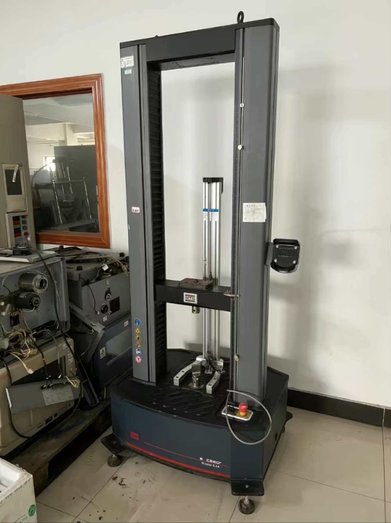 Universal materials testing equipment