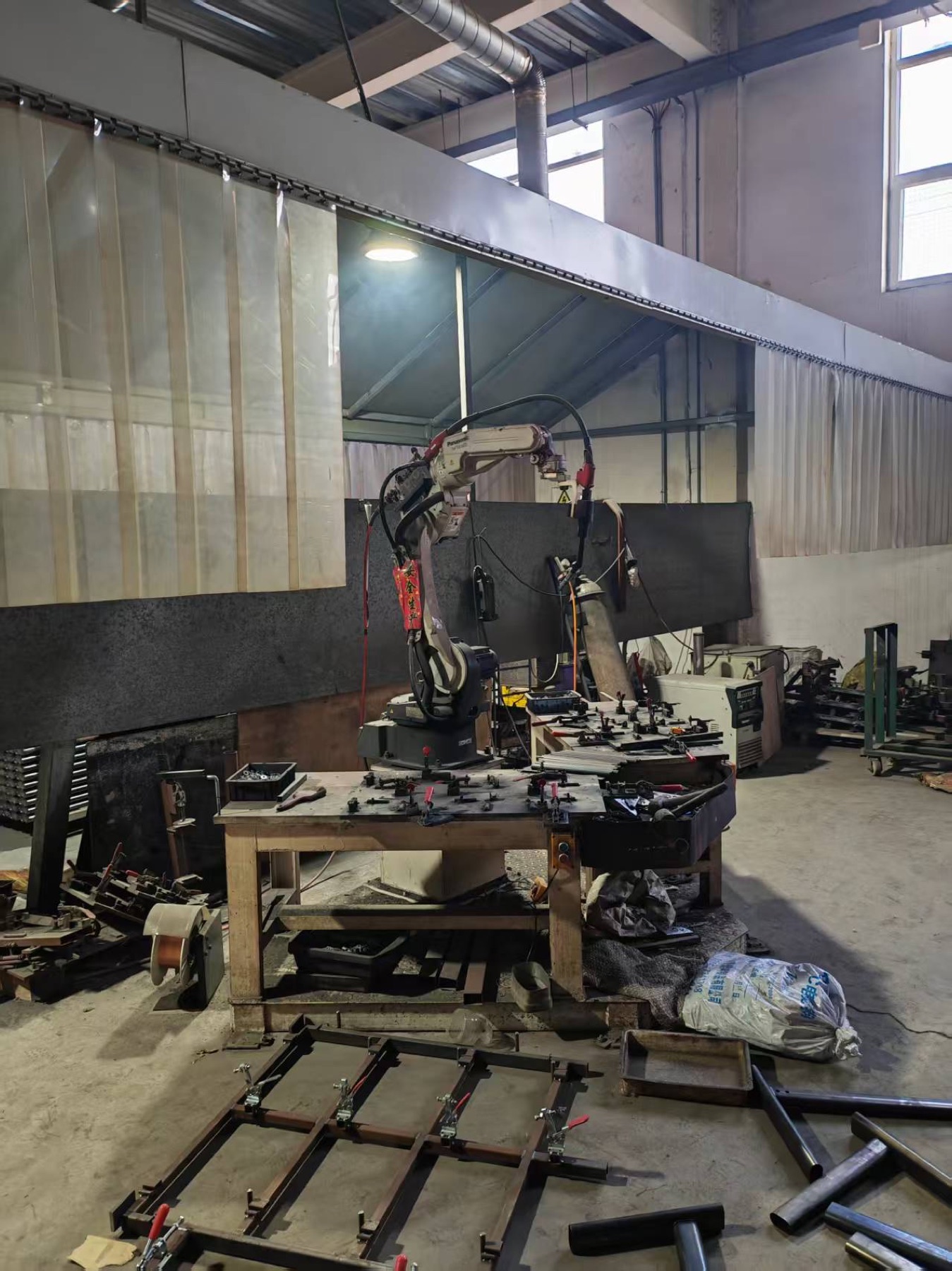 Robotic welding equipment